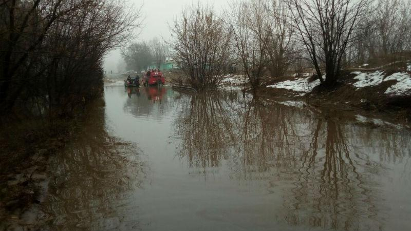 Под Киевом дорога превратилась в настоящее озеро, людей спасали на лодках