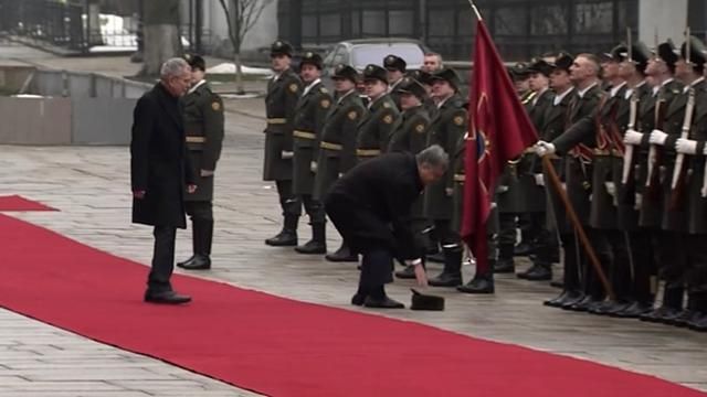 Солдат почетного караула прокомментировал поступок Порошенко с его шапкой