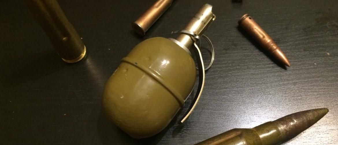 В Киеве мужчина бросил взрывчатку в полицейских В Киеве мужчина бросил взрывчатку в полицейских