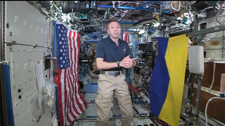 В Украину приехал космонавт NASA, который развернул в космосе украинский флаг