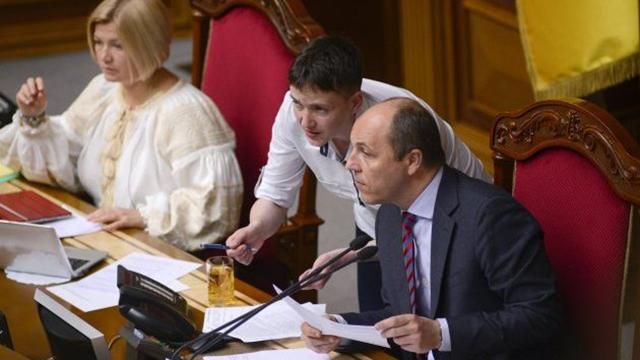 Савченко вибачилась перед Парубієм за свої слова про снайперів Савченко вибачилась перед Парубієм за свої слова про снайперів