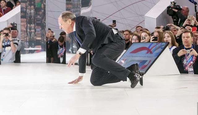 Цей незручний момент: Лавров впав просто на сцені Цей незручний момент: Лавров впав просто на сцені