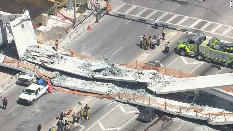 Во Флориде обрушился пешеходный мост, есть погибшие: фото и видео