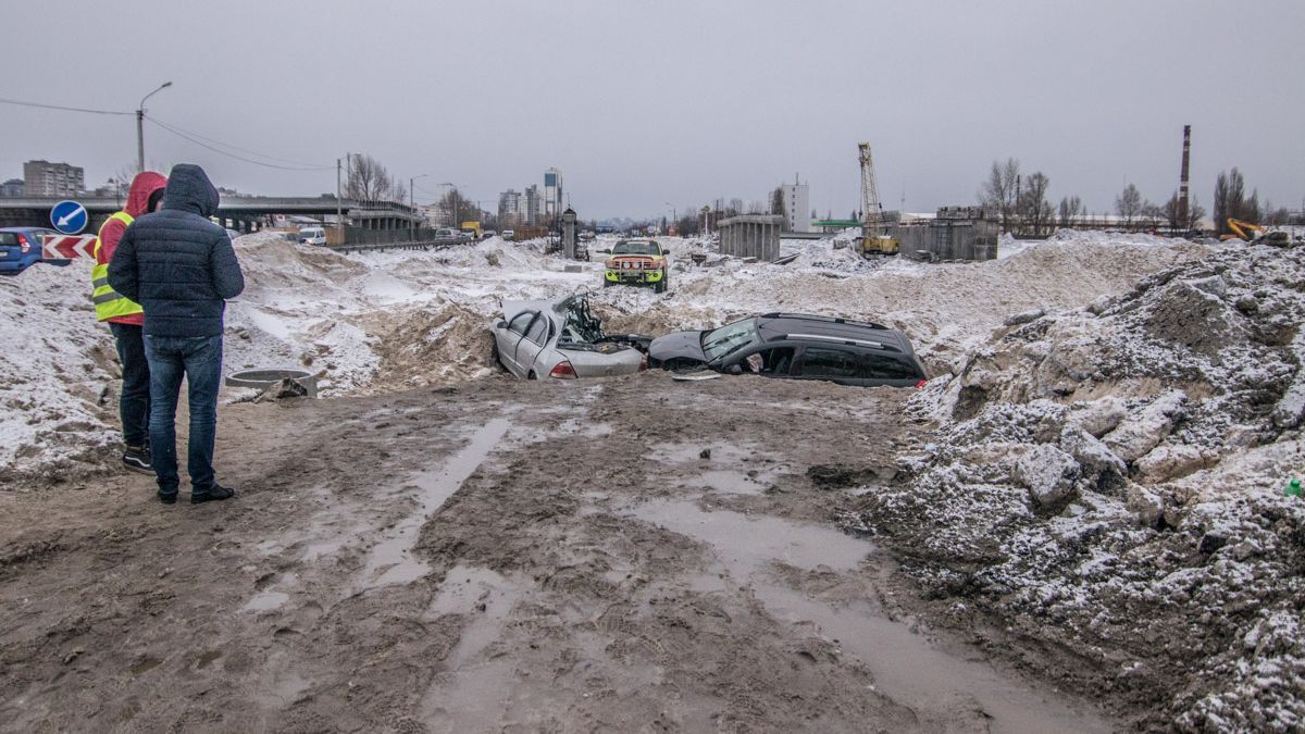 Від машини майже нічого не залишилося: іноземці постраждали внаслідок гучної ДТП у Києві 