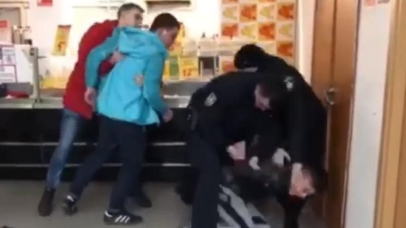 Агресивно налаштовані підлітки влаштували безлади у супермаркеті в Києві, – ЗМІ 