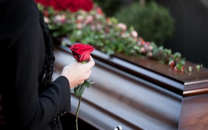 Скандальні правила поховання в Україні в дії: прокуратура розповіла про видачу дозволів