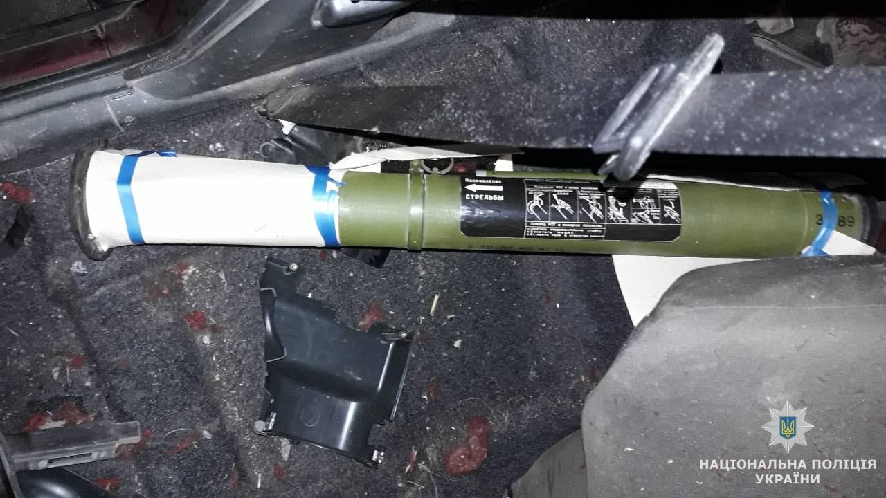 На Житомирщине полицейские обнаружили в багажнике похищенного авто ручной гранатомет
