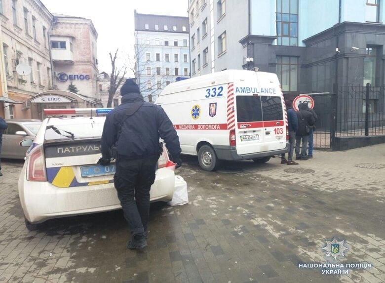 У Києві виявили тіло чоловіка із ножовими пораненнями шиї