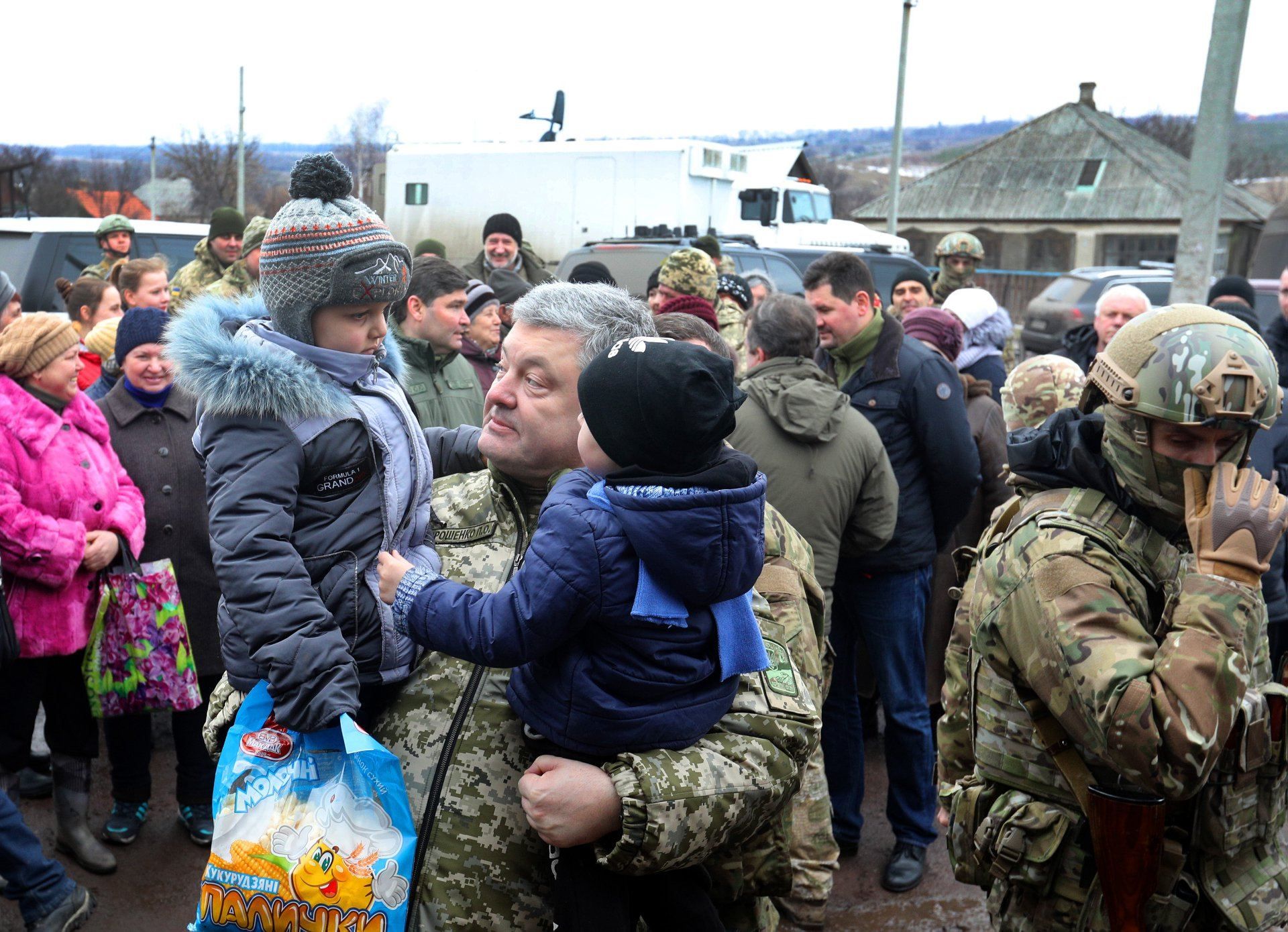 Порошенко відвідав прифронтову Катеринівку: як це було (фото та відео)