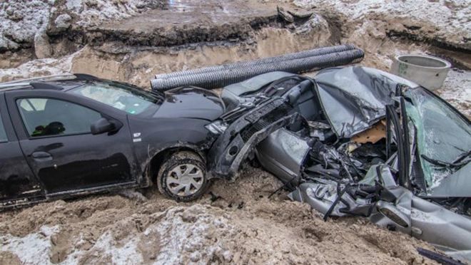 Поліція встановлює, хто винен у тому, що у Києві в будівельний котлован влетіли два авто