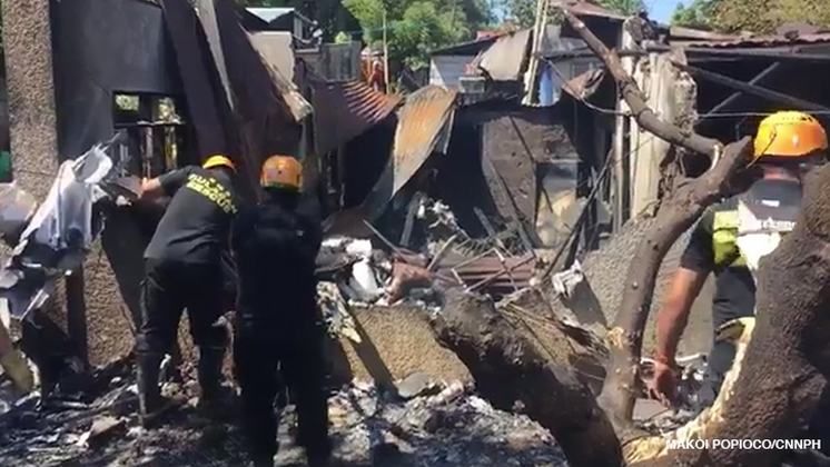 Самолет врезался в жилой дом на Филиппинах: погибли не менее 10 человек, среди них дети