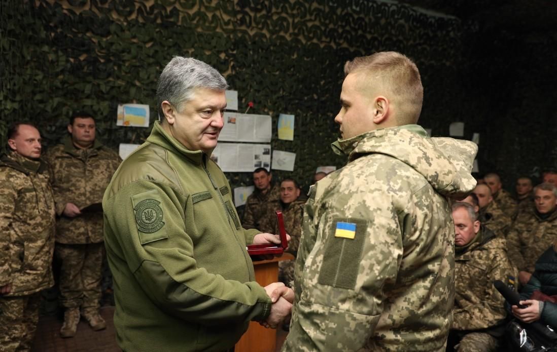 Порошенко вручил награды бойцам, которые возвращали украинские села в прошлом году