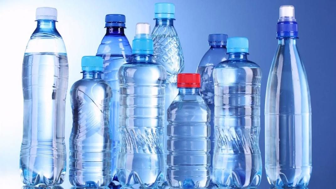 Вчені виявили, скільки пластику є в бутильованій воді