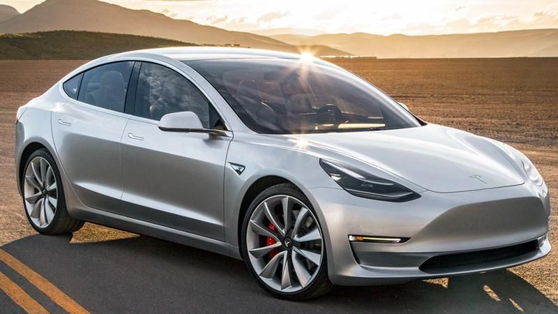 Розряджений електрокар Tesla зміг доїхати до електростанції: відеофакт