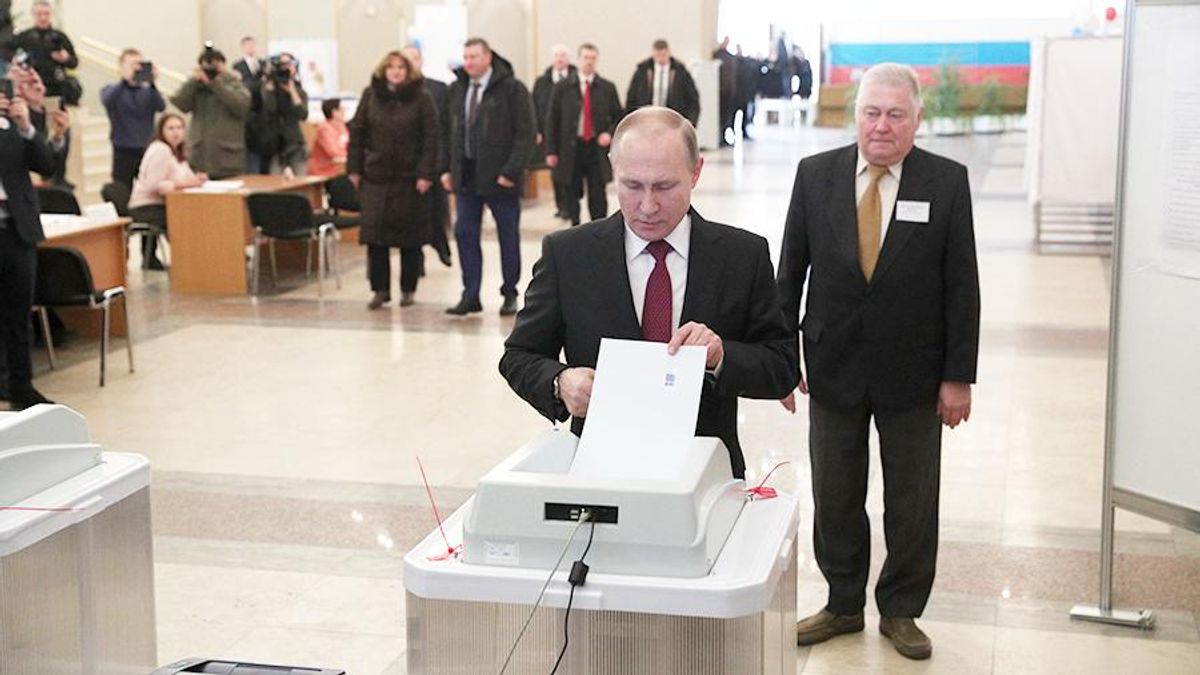 Путін проголосував на виборах президента та озвучив свої очікування Путін проголосував на виборах президента та озвучив свої очікування