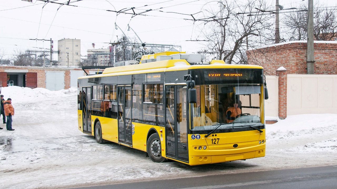 У Києві змінили маршрути громадського транспорту через пікет посольства Росії