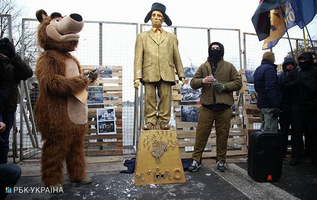 Что происходит под посольством России в Киеве: фото с места событий Что происходит под посольством России в Киеве: фото с места событий