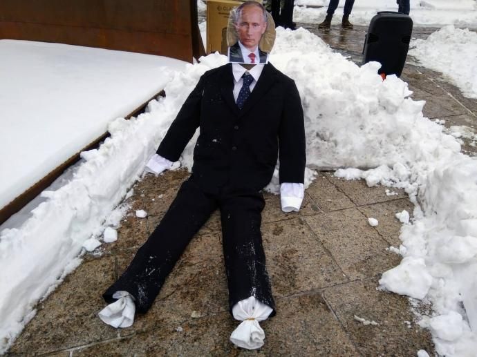 В Києві на Майдані спалили опудало Путіна В Києві на Майдані спалили опудало Путіна