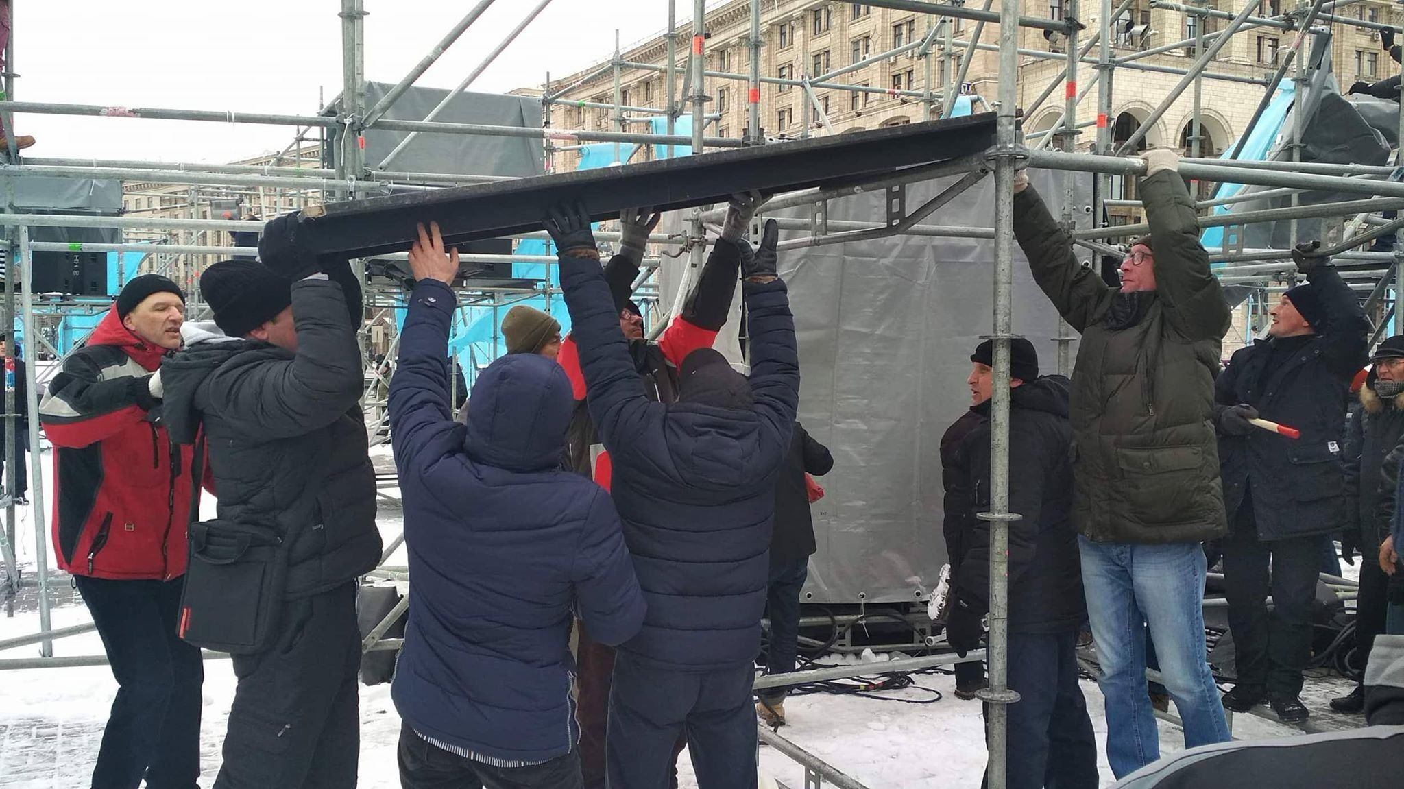 Мітингувальники розбирають конструкції у центрі Києва: є фото і відео Мітингувальники розбирають конструкції у центрі Києва: є фото і відео