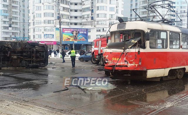 В Києві трамвай протаранив вантажівку та зійшов з рейок: фото з місця ДТП