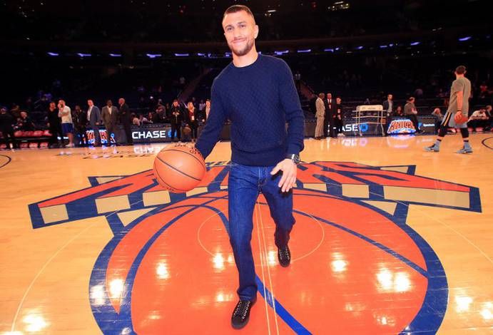 На Ломаченко в Нью-Йорке набросился счастливый фанат: эмоциональное видео На Ломаченко в Нью-Йорке набросился счастливый фанат: эмоциональное видео