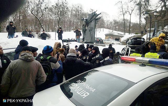 В Києві активісти вирушають до маєтку Порошенка: учасників автопробігу блокує поліція