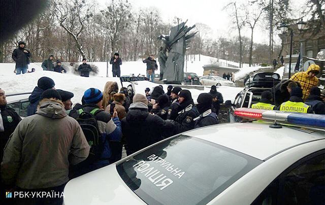 В Киеве активисты отправляются к поместью Порошенко: участников автопробега блокирует полиция