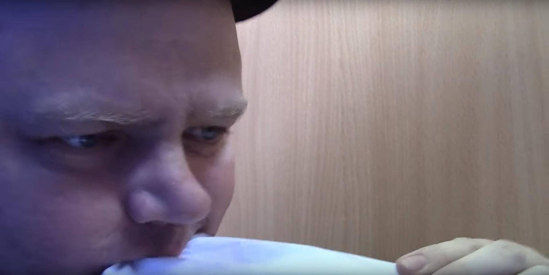 У Росії чоловік з'їв бюлетень, аби продемонструвати протест проти всіх кандидатів: відео