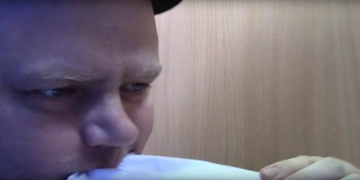 В России мужчина съел бюллетень, чтобы продемонстрировать протест против всех кандидатов: видео