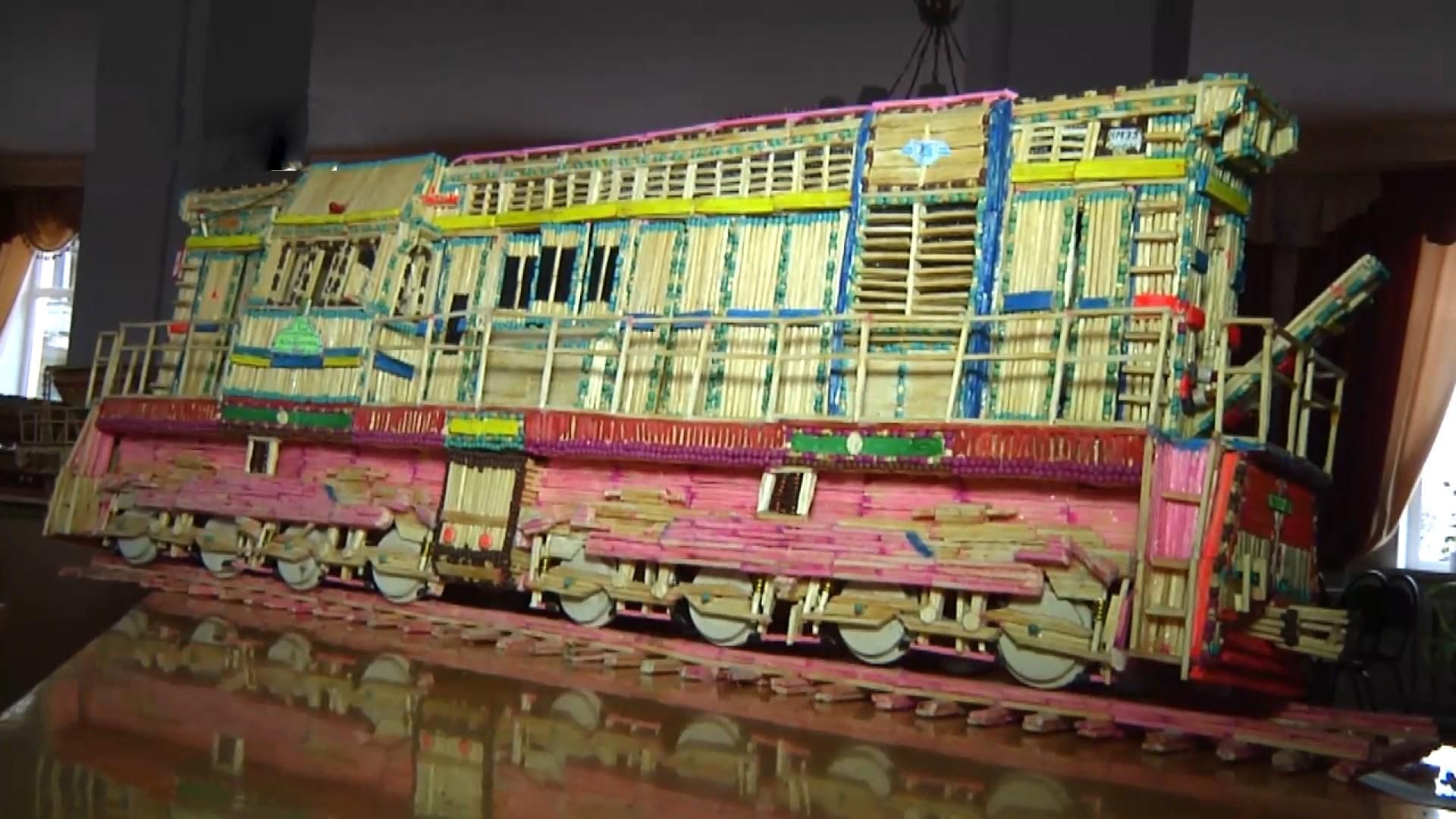 Украинец изготовил детализированную железнодорожную станцию только из спичек: видео