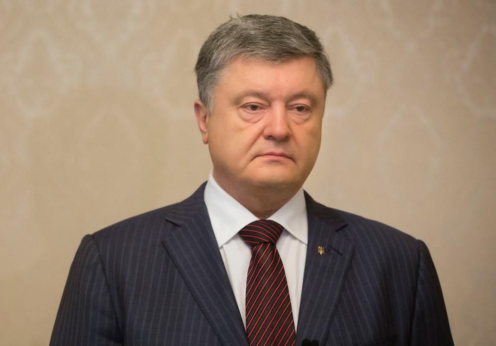 Порошенко призвал составить список лиц, причастных к незаконным выборам в России