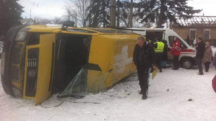 В Запорожье на огромной скорости перевернулась маршрутка с 18 пассажирами В Запорожье на огромной скорости перевернулась маршрутка с 18 пассажирами
