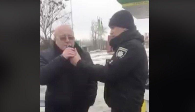 Пьяный полицейский врезался в авто депутата в Ровно
