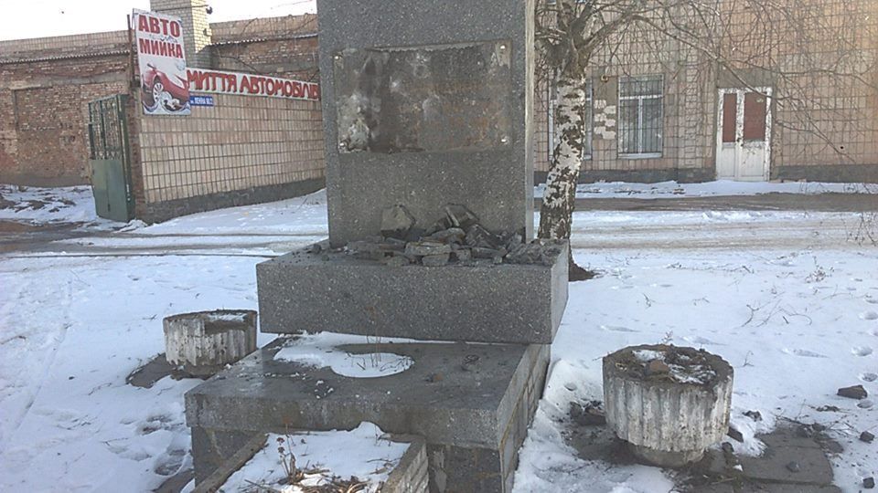 На Житомирщині "декомунізували" пам'ятник радянському генералу: фото