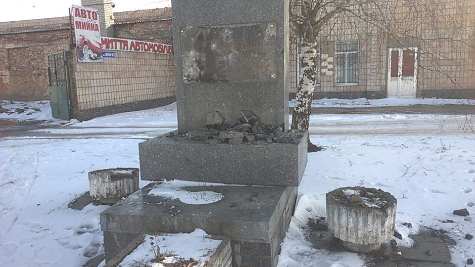 В Житомирской области "декомунизировали" памятник советскому генералу: фото