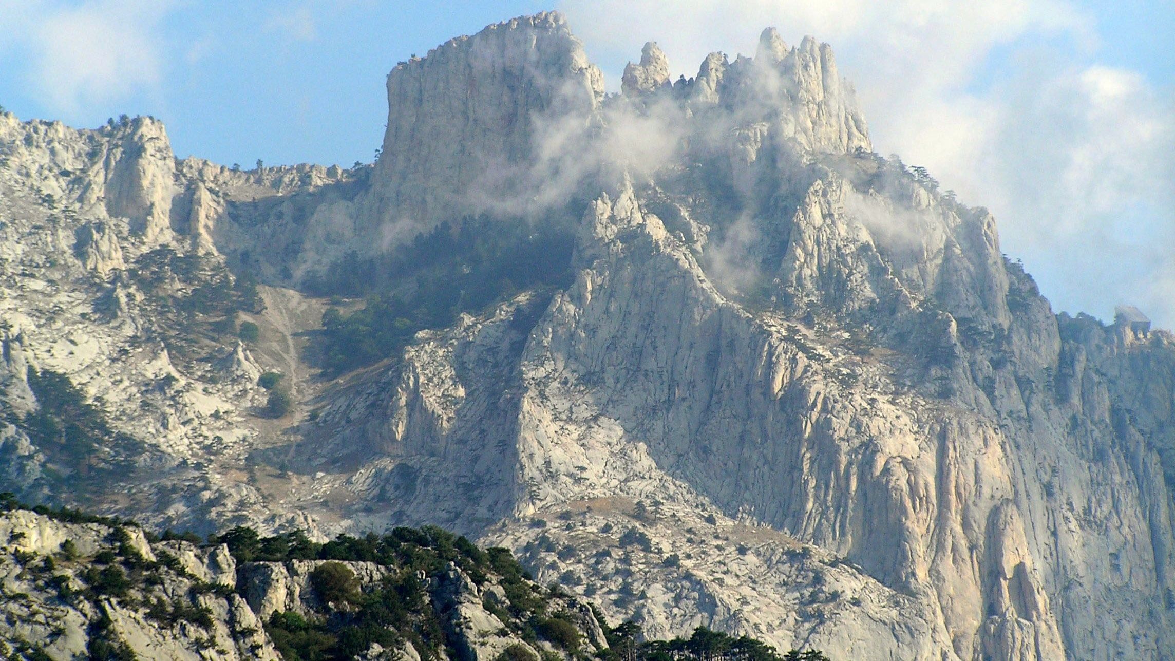 У Криму у горах виявили сховок зброї У Криму у горах виявили сховок зброї