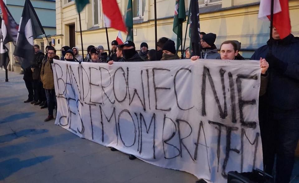 Польський депутат потоптав прапор УПА та спалив портрети Бандери і Шухевича: фото і відео
