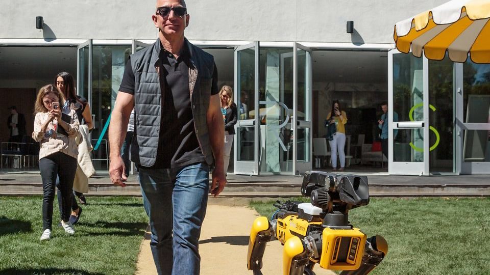 Джефф Безос "вывел на прогулку" нового робота Boston Dynamics: фото Джефф Безос "вывел на прогулку" нового робота Boston Dynamics: фото