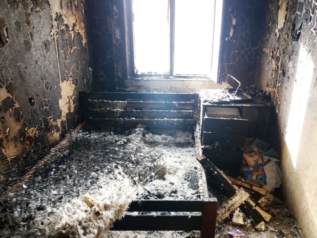 У Чернігові 7-річний хлопчик підпалив квартиру, бо грався сірниками 