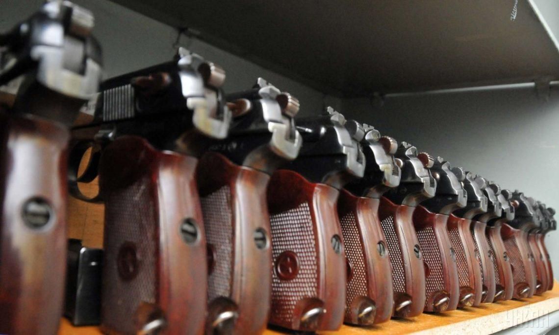 Як депутати намагаються самі собі заборонити носити зброю на роботу: відео з Ради Як депутати намагаються самі собі заборонити носити зброю на роботу: відео з Ради