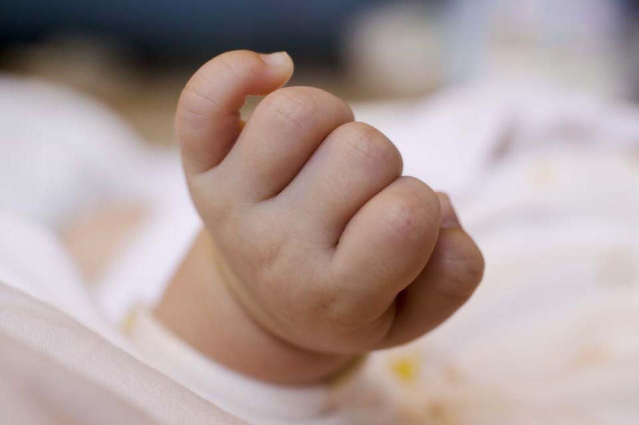 Біля автостанції у Троїцькому знайшли немовля у картонній коробці 