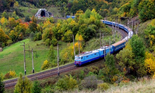 "Укрзалізниця" призначила на Великдень перші додаткові поїзди: відомі напрямки