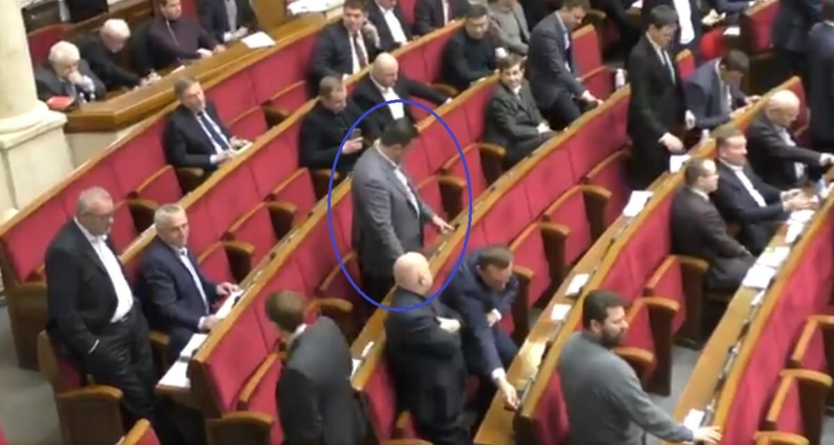 Як нардеп проголосував одразу за шістьох політиків: епічне відео