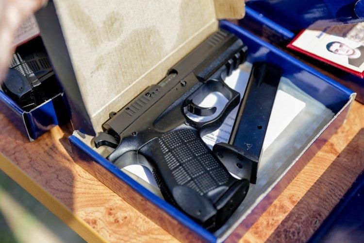 Що таке нагородна зброя та хто має право її отримувати: коментар експерта Що таке нагородна зброя та хто має право її отримувати: коментар експерта