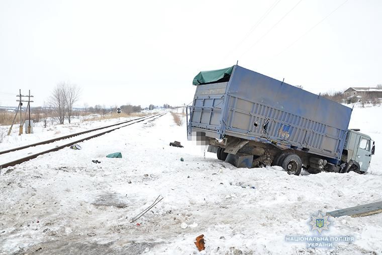 Вантажівка влетіла у поїзд на Луганщині: фото