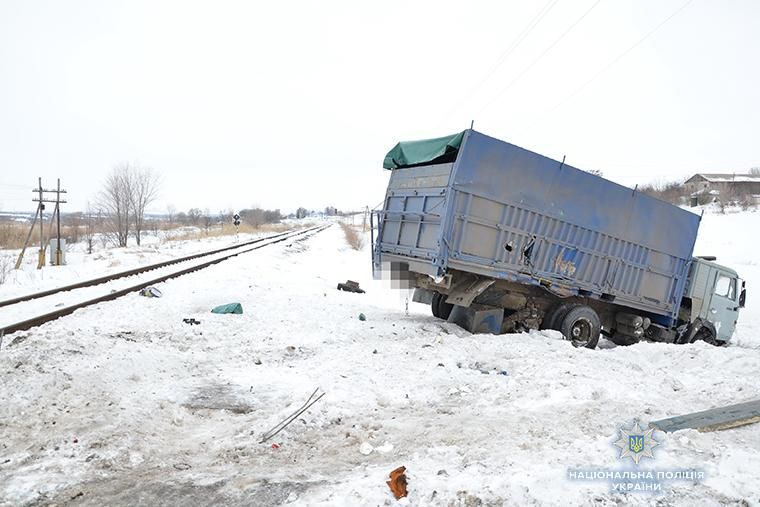 Грузовик влетел в поезд на Луганщине: фото