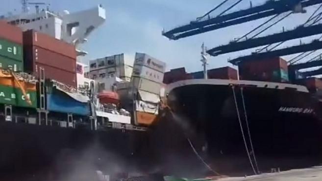Два величезних кораблі зіткнулися у Пакистані і "розсипали" контейнери: фото та відео