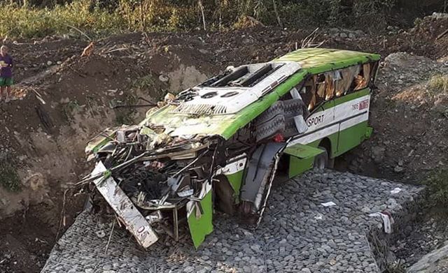 На Філіппінах автобус зірвався у прірву: багато загиблих і постраждалих На Філіппінах автобус зірвався у прірву: багато загиблих і постраждалих