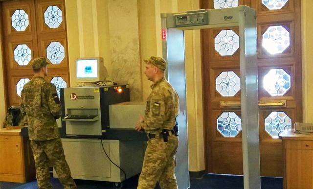 У Верховну Раду народних депутатів пропускають тільки через металошукач У Верховну Раду народних депутатів пропускають тільки через металошукач