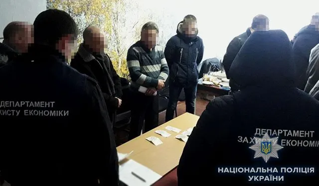 Поліція провела затримання посадовців у кількох містах України
